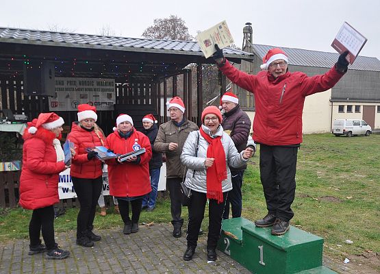 Uczestnicy i starosta przy