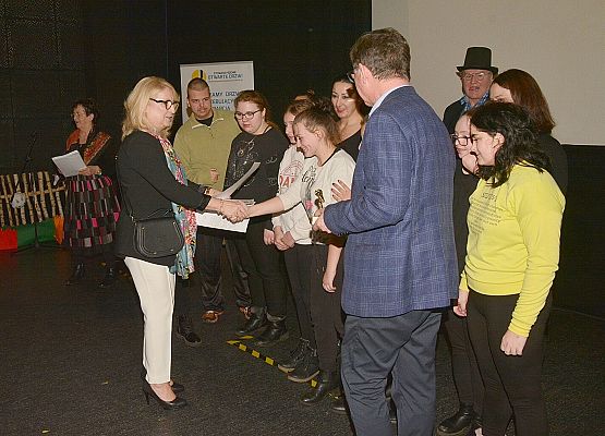 Dyplom wręcza T. Szczepańska -