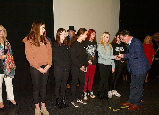 Statuetkę wręcza R. Wenta -