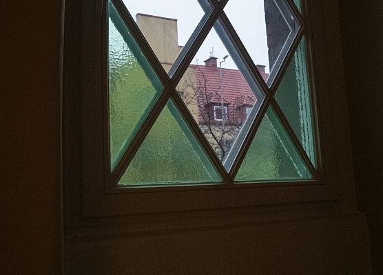 Okno przy głównym wejściu do