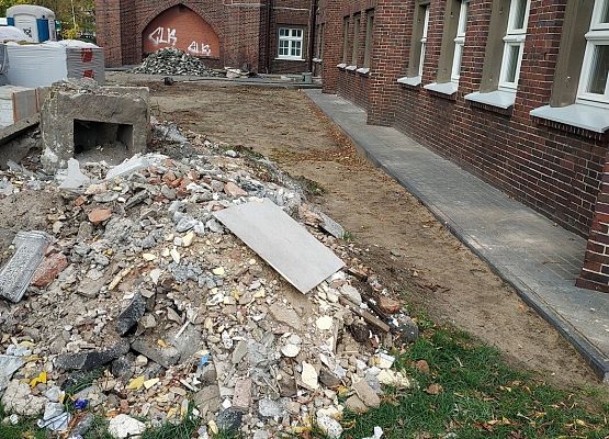 Otoczenie szkoły w trakcie