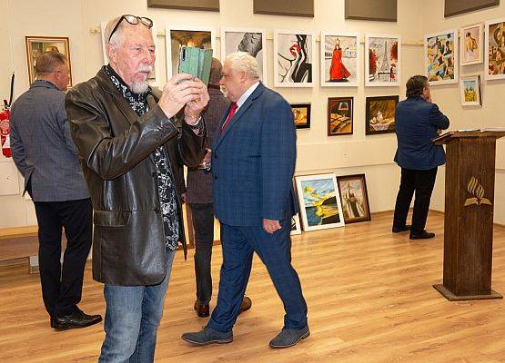 Artysta wśród gości wernisażu