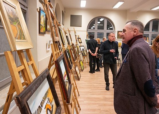 Goście zwiedzający wystawę