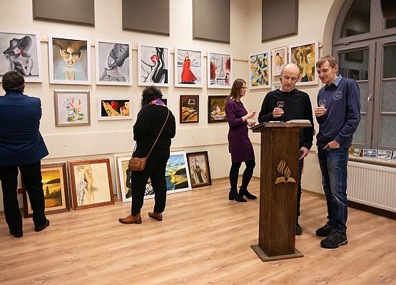 Goście zwiedzający wystawę