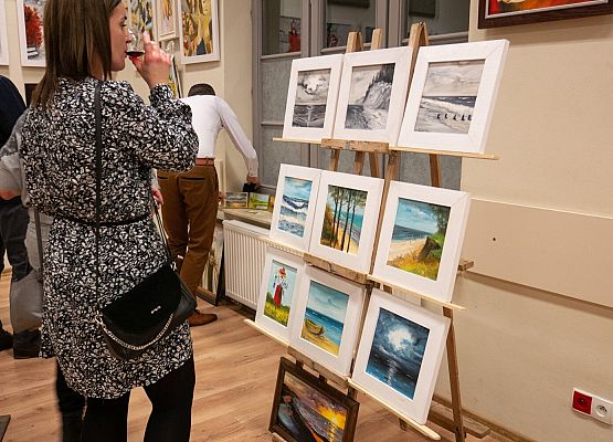 Goście zwiedzają wystawę