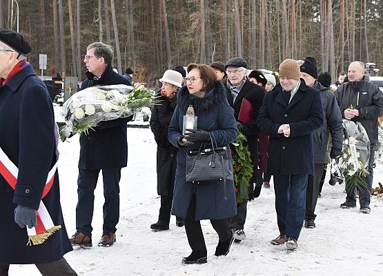 Żałobnicy w kondukcie