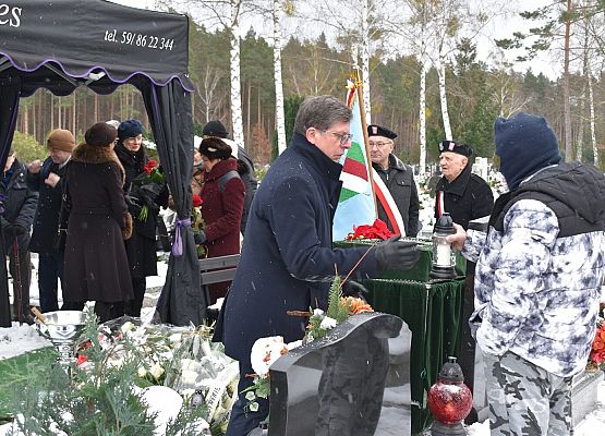 Składanie kwiatów na grobie