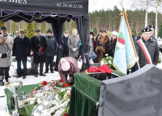 Składanie kwiatów na grobie