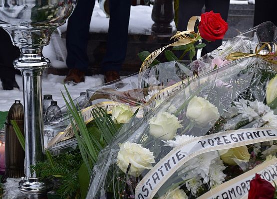 Wiązanki pożegnalne na grobie
