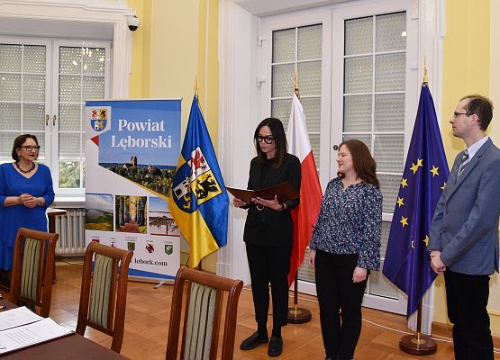 Ślubowanie przyjmuje starosta