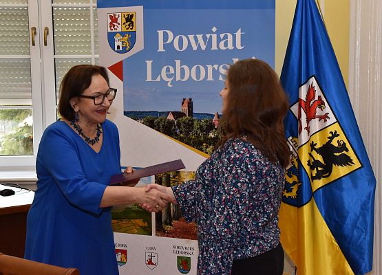 Starosta wręcza akt mianowania