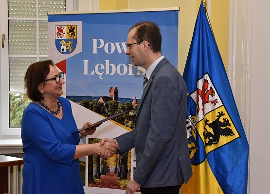 Starosta wręcza akt mianowania