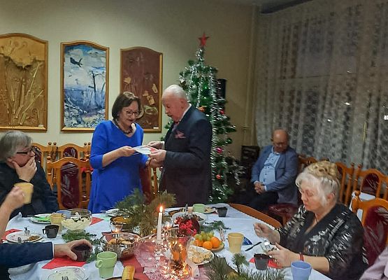 Starosta dzieli się opłatkiem