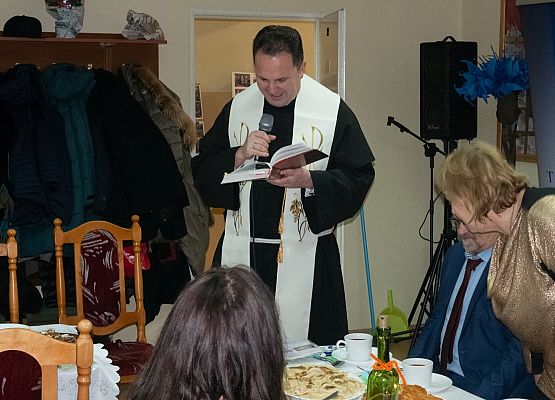 Modlitwę prowadzi o. Robert