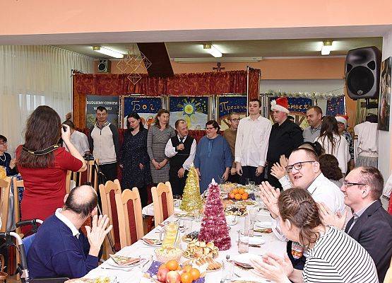 Artyści i widzowie wigilijnego