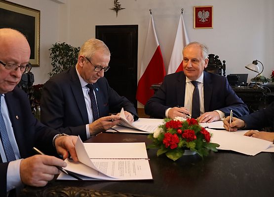 Moment podpisywania umów w