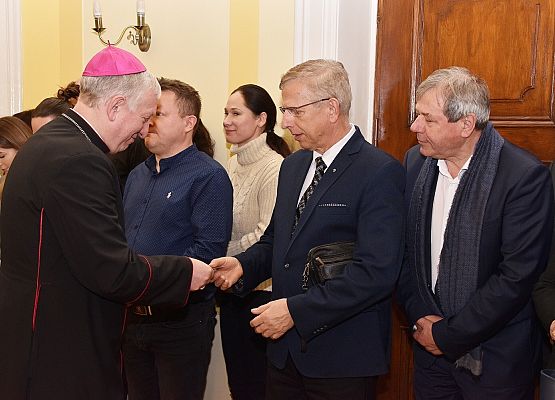 Biskup wśród uczestników