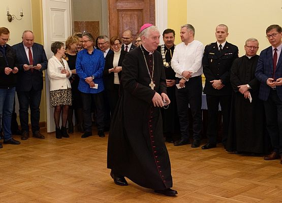 Biskup wśród uczestników