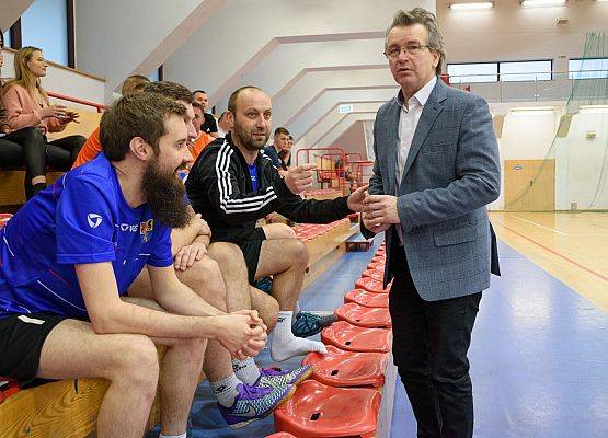 W. Krużycki z zawodnikami