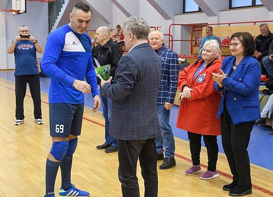 Trofeum wręcza burmistrz W.