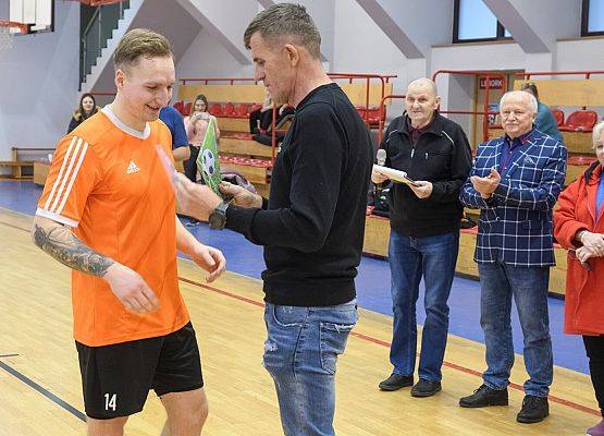 Trofeum wręcza A. Syldatk