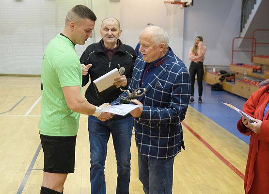 Statuetkę wręcza M. Borek