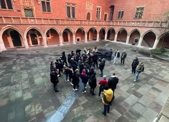 Spacer po dziedzińcu Collegium