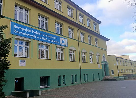 Miejsca parkingowe przed