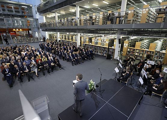 Goście zasiedli w bibliotece