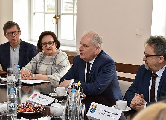 W dyskusji głos zabiera