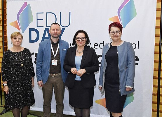 Współorganizatorzy na tle