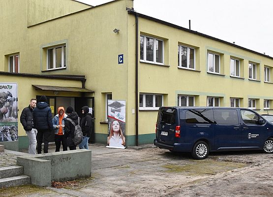 Młodzież przed halą, w której