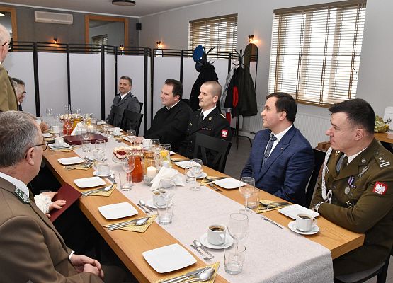 Goście przy wspólnym stole