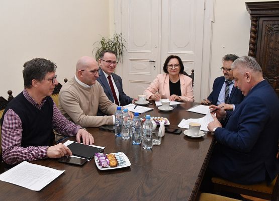 Sygnowanie umowy podczas obrad