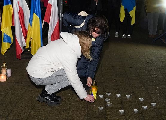 R. Romanko zapala świeczki