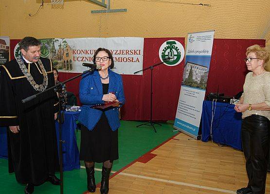 Starosta wręcza medal