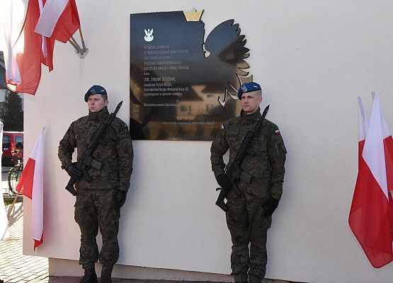 Warta pod tablicą pamiątkową