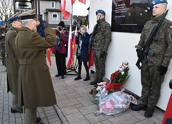 Kwiaty składają kombatanci