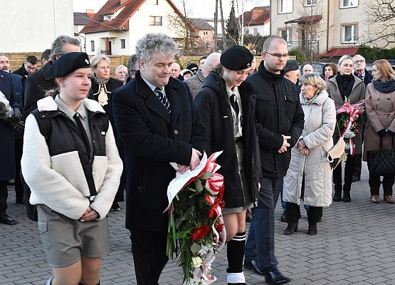 Kwiaty składa burmistrz