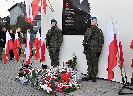 Warta honorowa i kwiaty pod