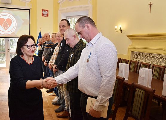 Gratulacje składa starosta A.