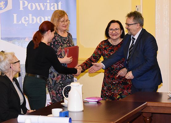 Uroczystość wręczenia umów