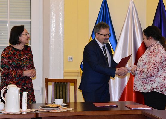 Uroczystość wręczenia umów