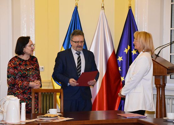 Uroczystość wręczenia umów