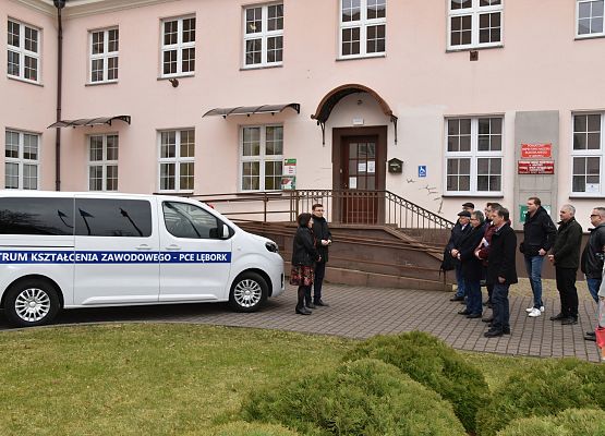 Przekazanie auta na dziedzińcu