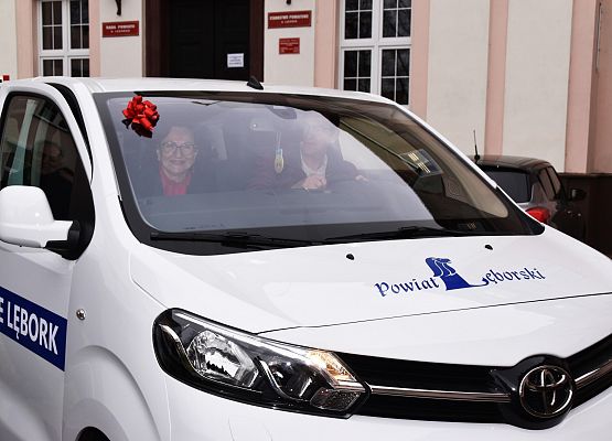 W samochodzie starosta i