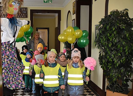 Przedszkolaki w holu głównym