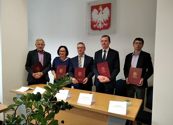 Przedstawiciele po podpisaniu