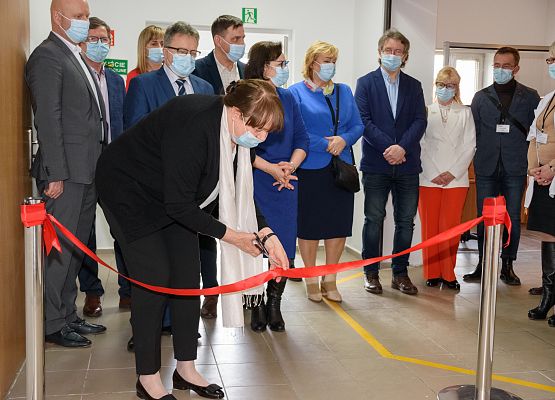 Wstęgę przecina M. Frankowska