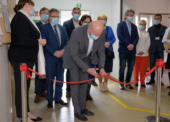 Wstęgę przecina A. Hoffmann -